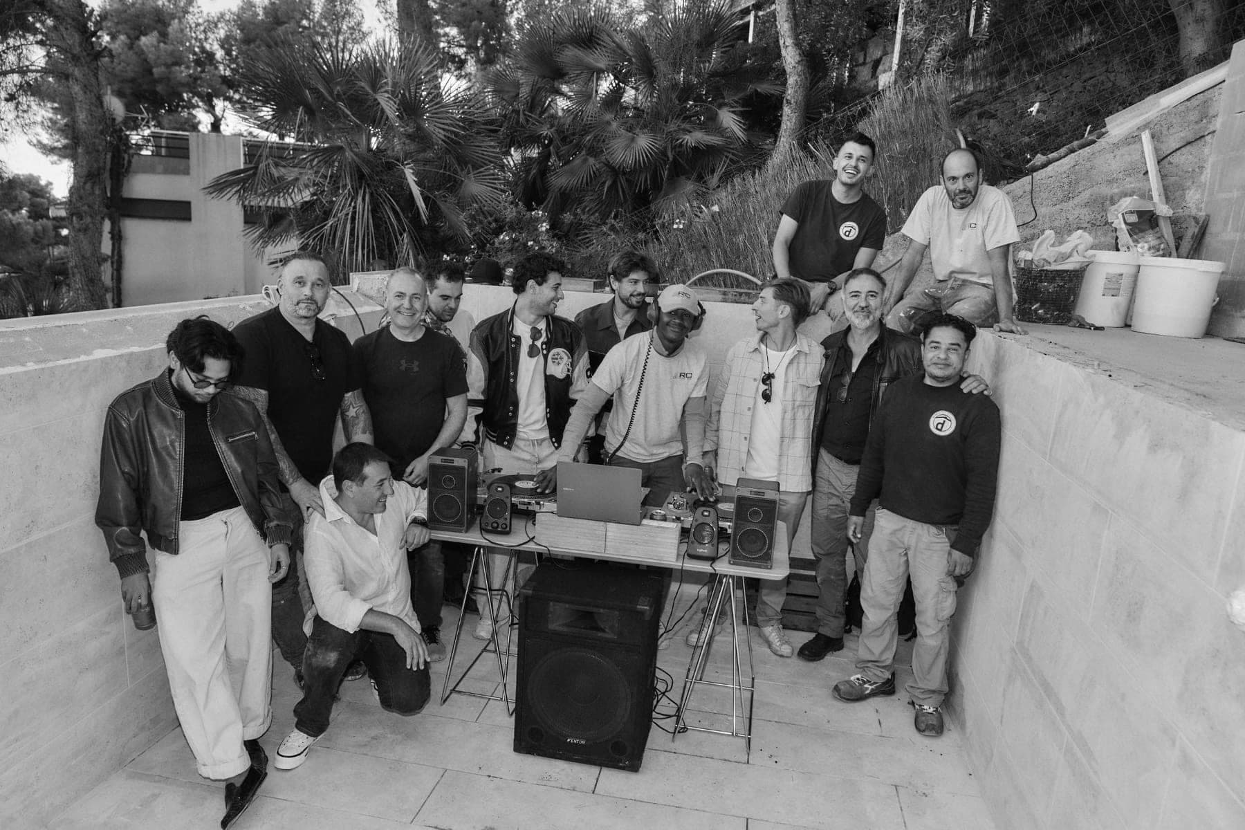 Equipo de obra reunido en blanco y negro