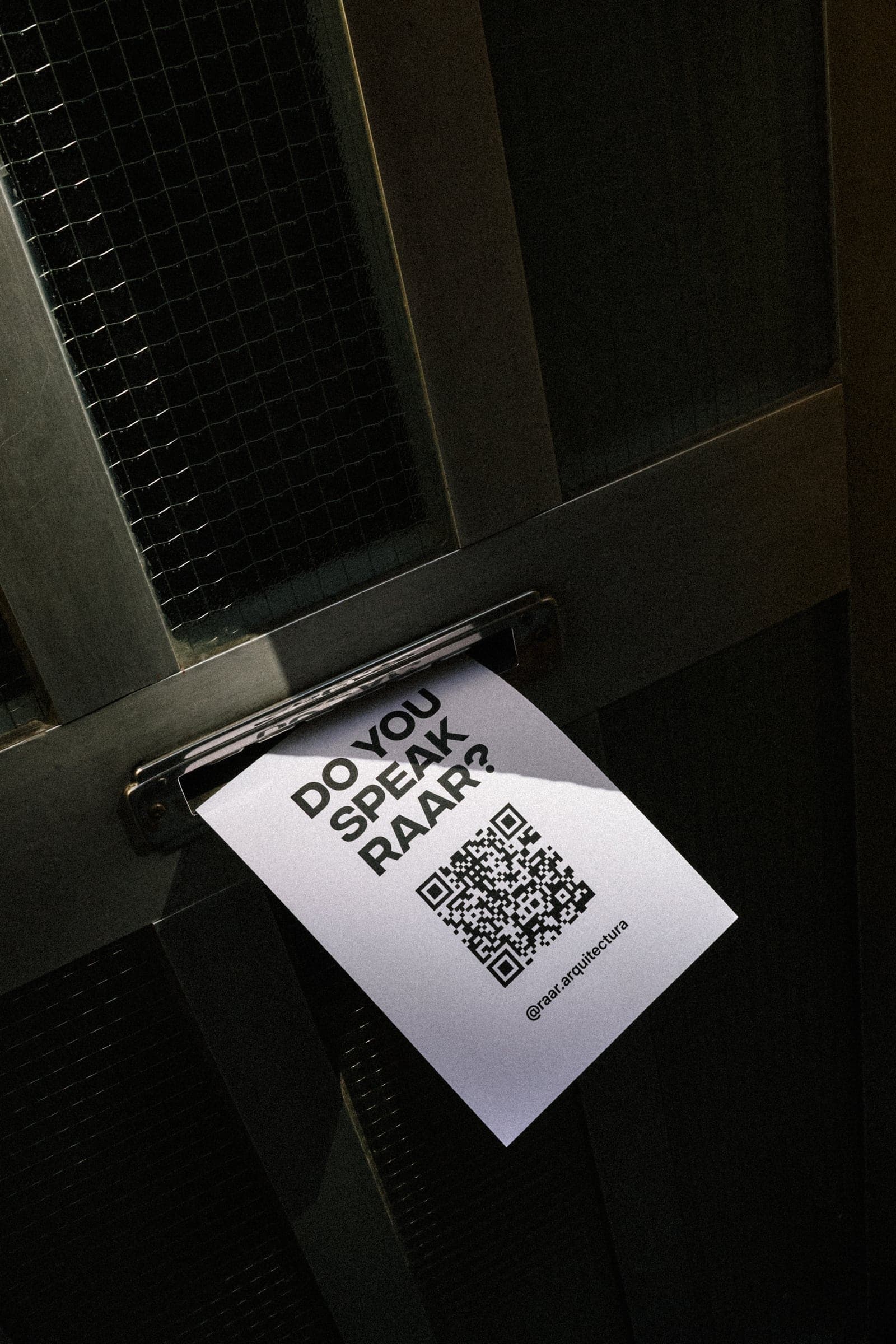 Cartel de RAAR con la pregunta «Do you speak RAAR?» y un código QR