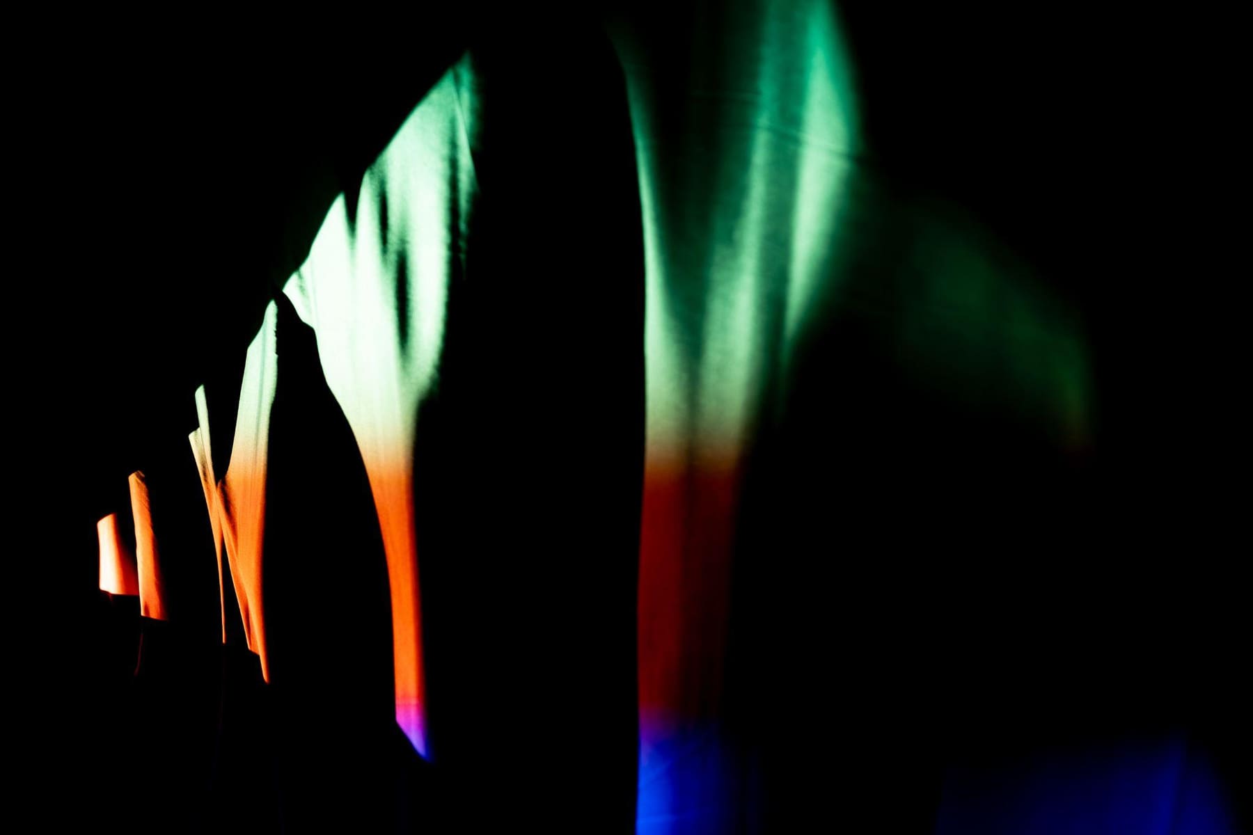 Liquid Habitat, instalación de luz de colores