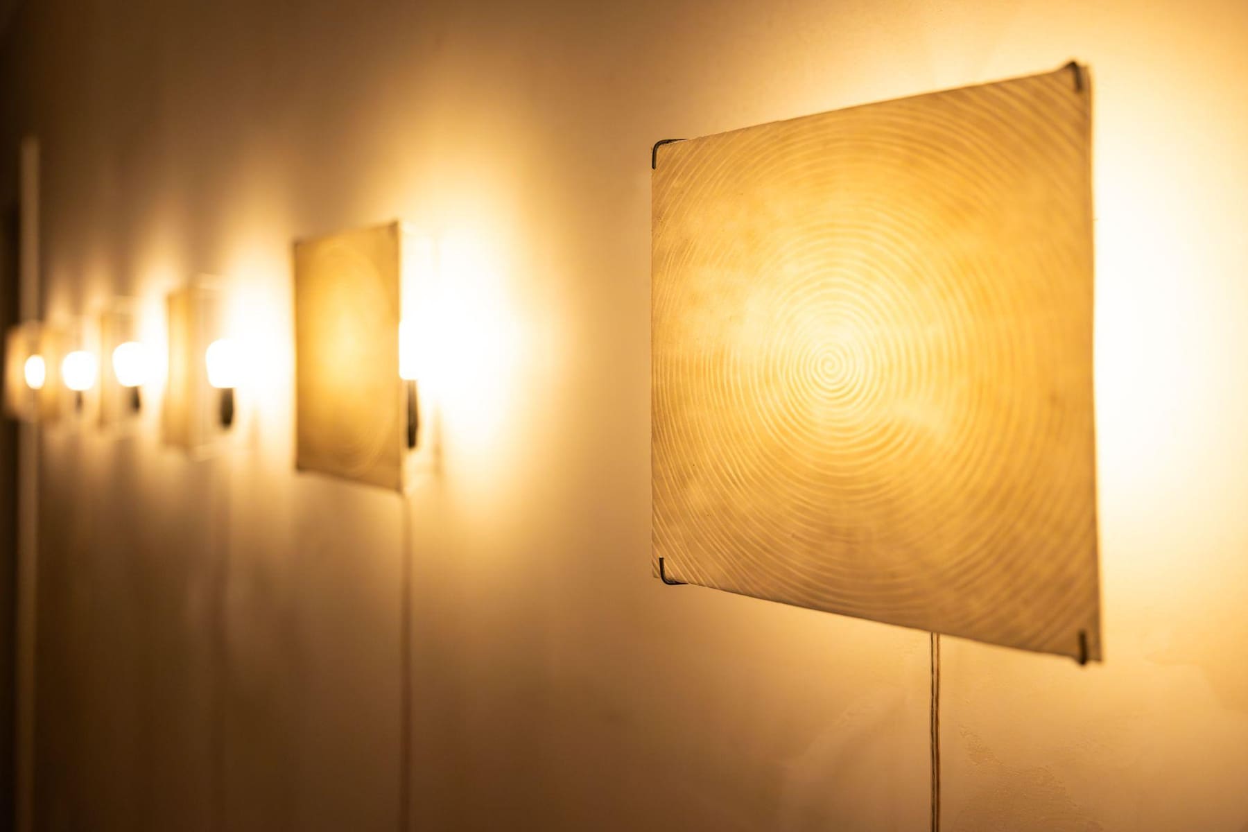 Guspira, lámparas de porcelana encendidas en la pared