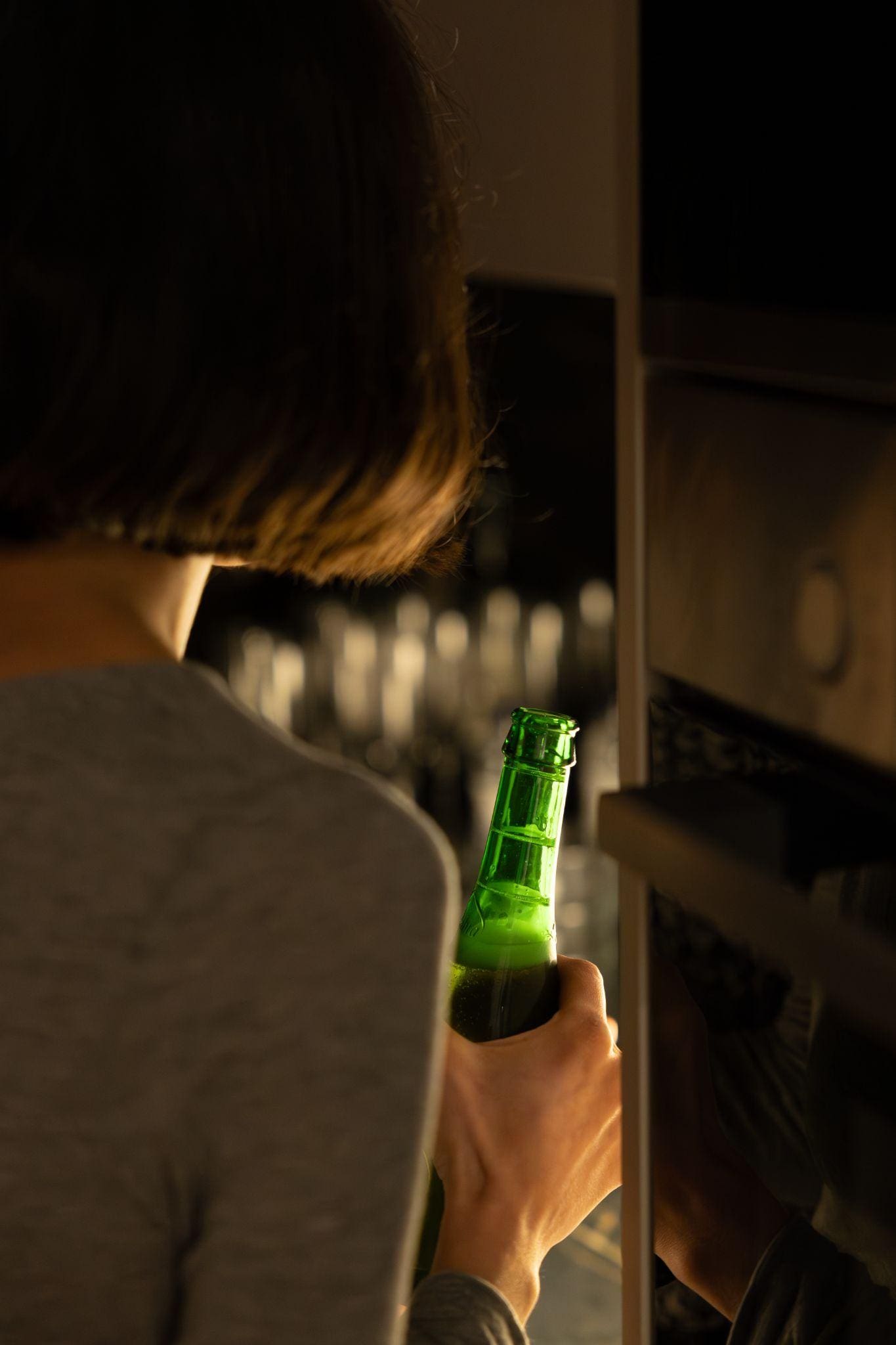 Asistente con una botella frente a las obras