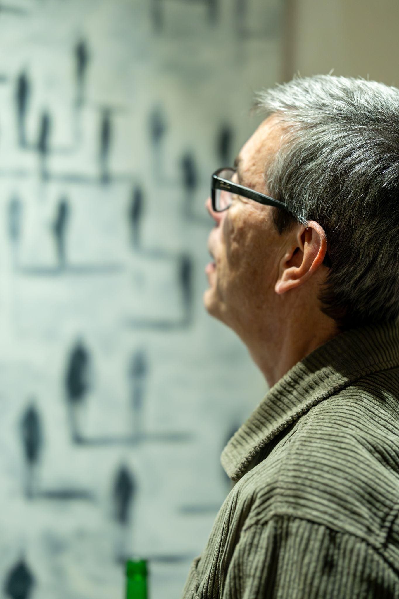 Visitante junto a una obra