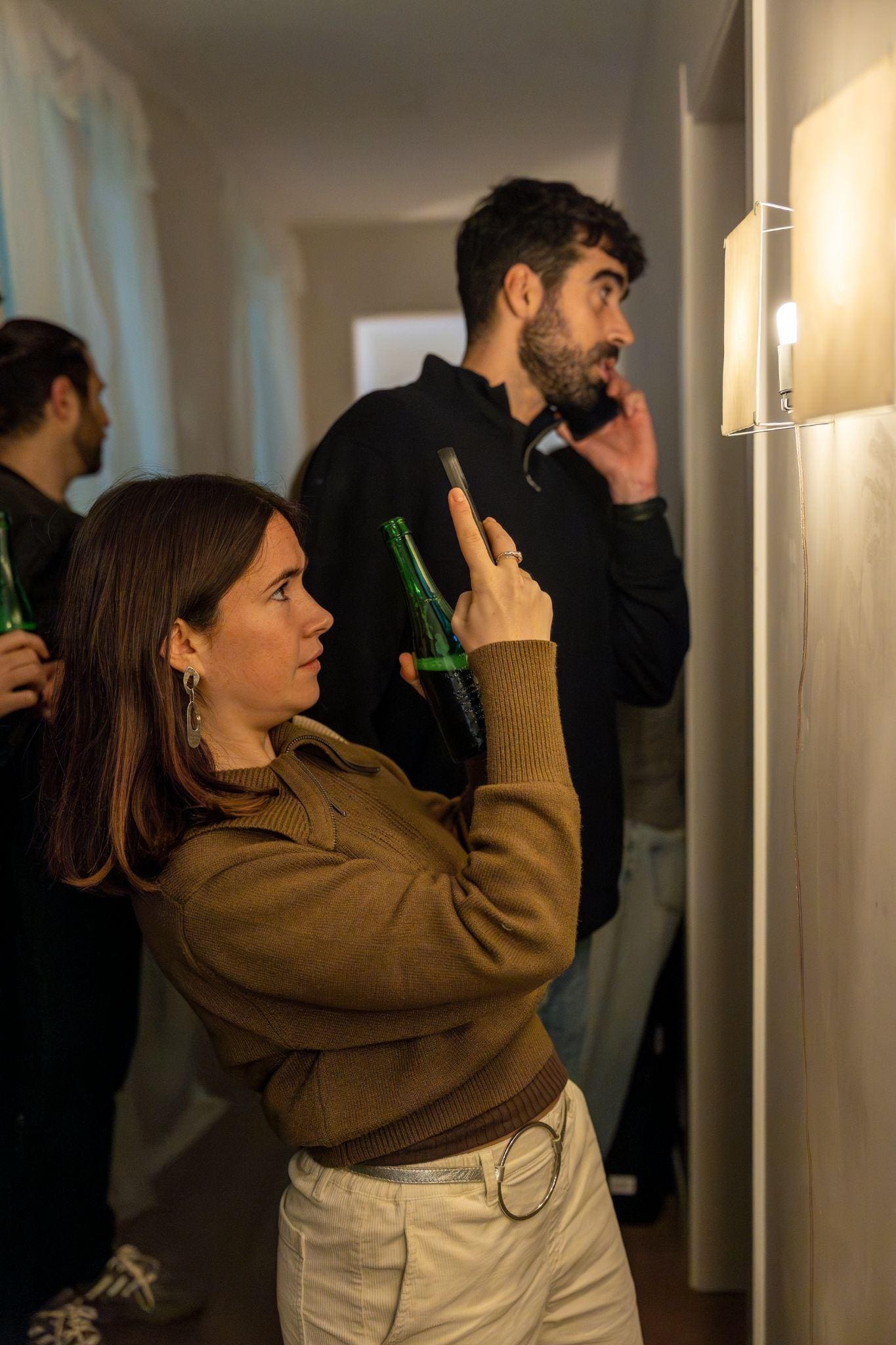 Dos personas observando la exposición