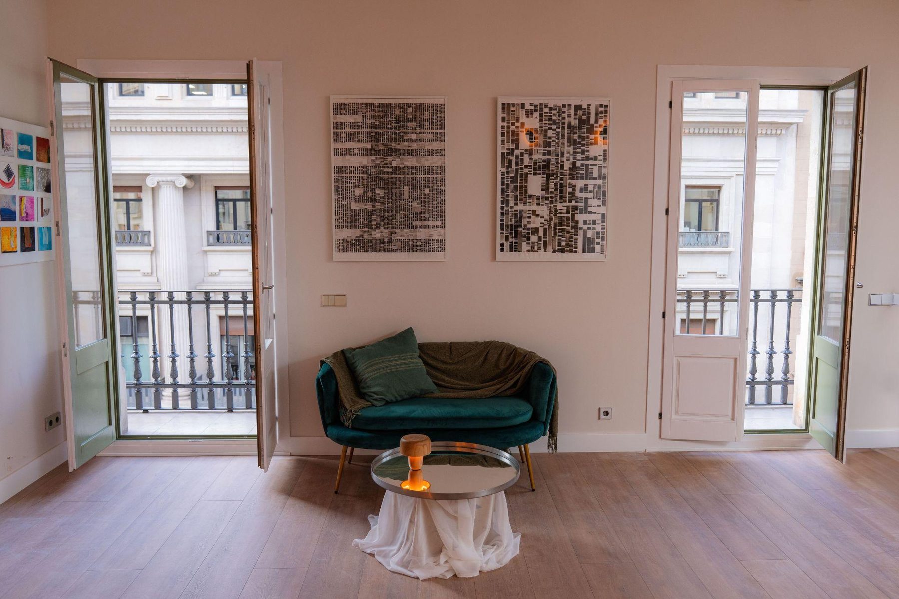 Las dos tintas de Trànsit colgadas en el salón, entre los balcones