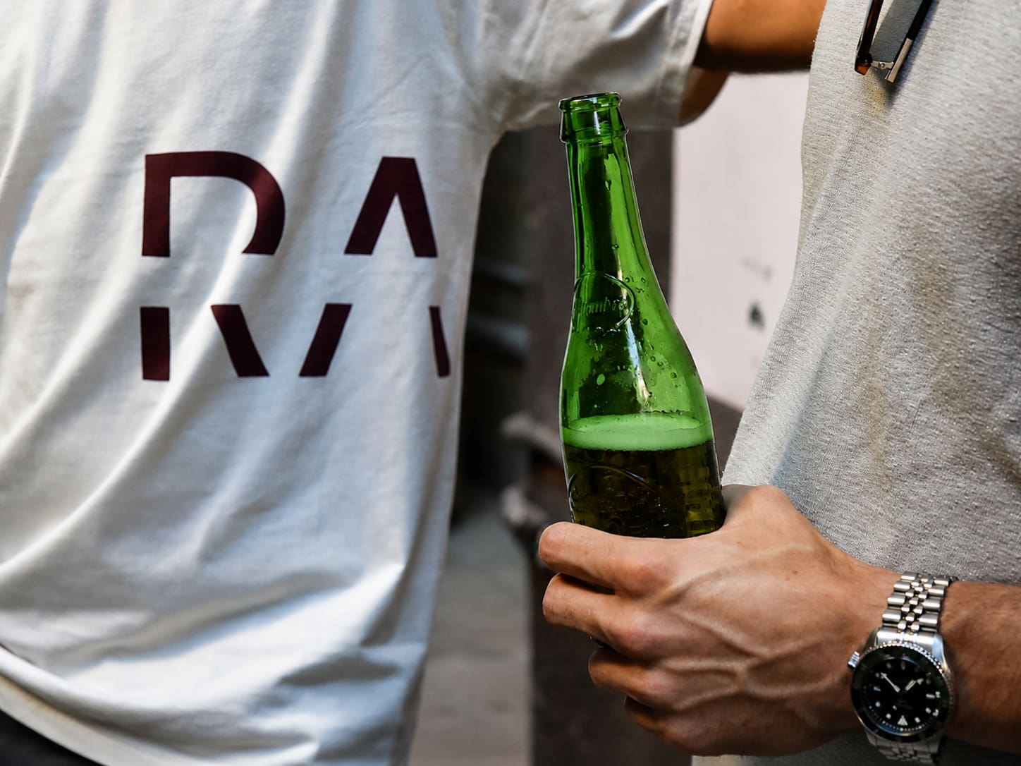 Camiseta RAAR y botella
