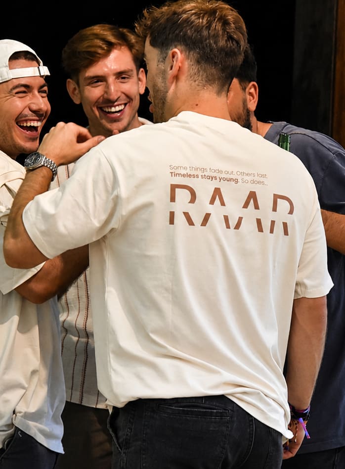 Asistentes con camisetas de la colección