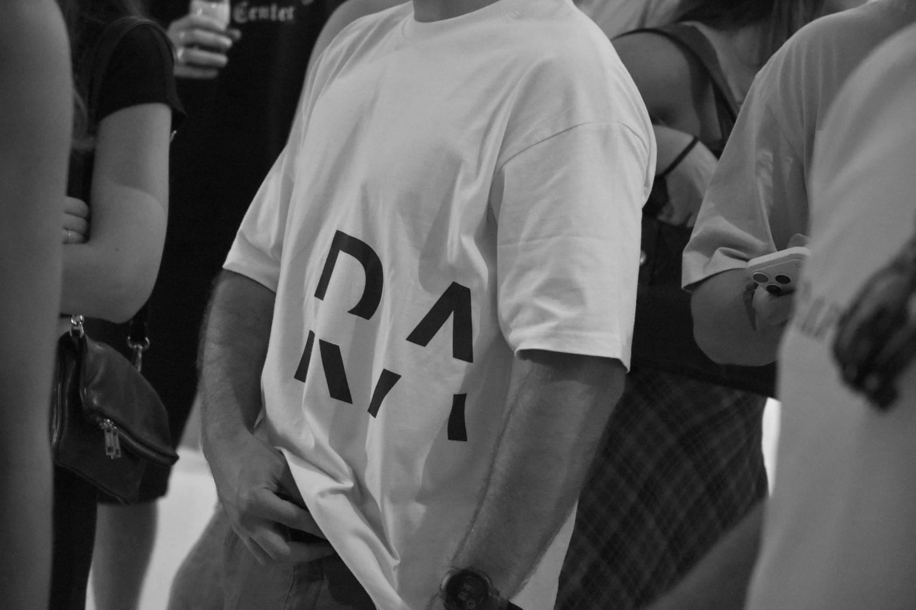 Camiseta RAAR en la presentación de la colección, en blanco y negro