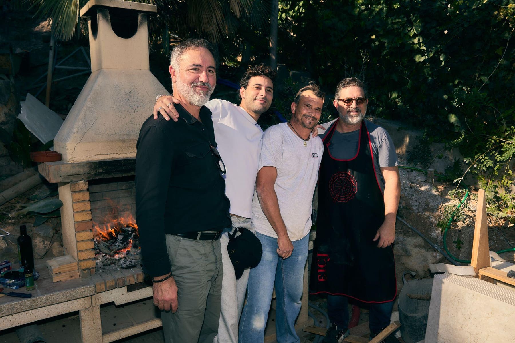 Participantes frente a la barbacoa