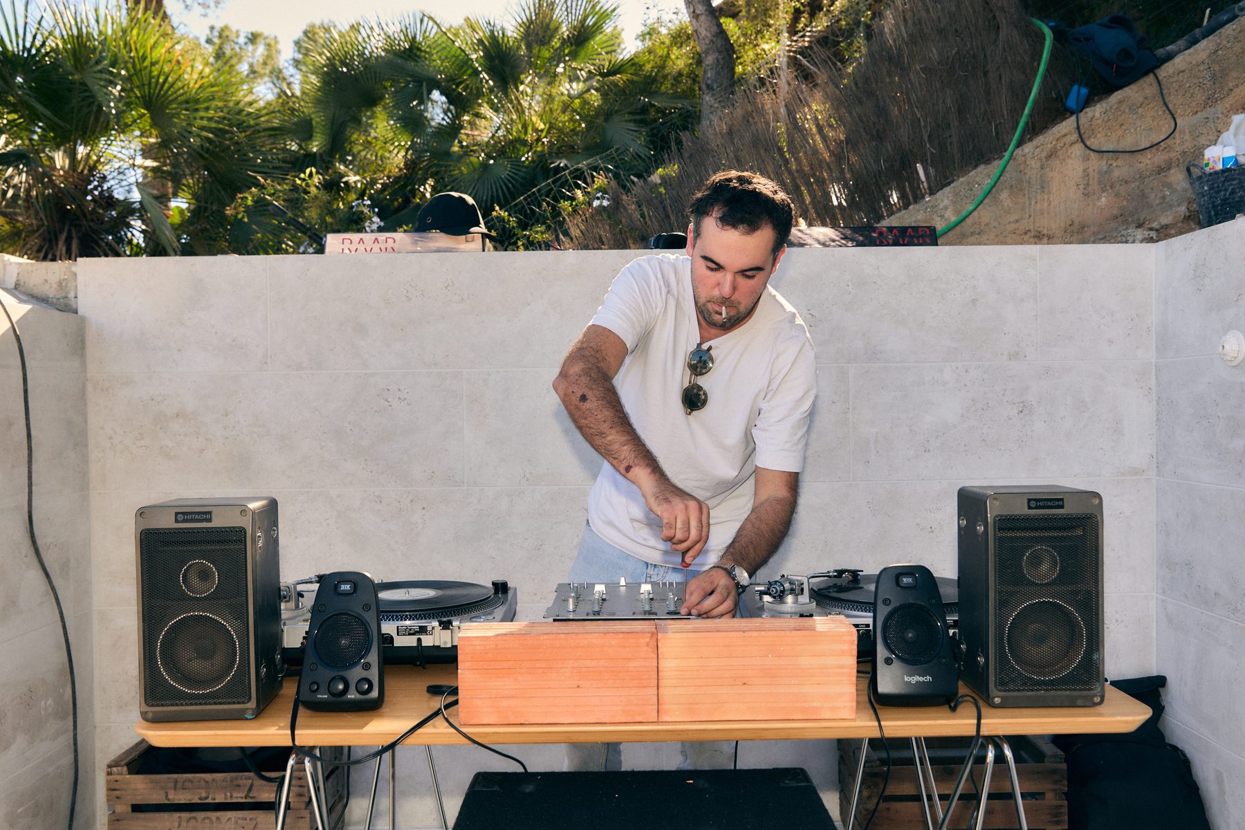 Un arquitecto ajusta la mesa de mezclas del DJ set