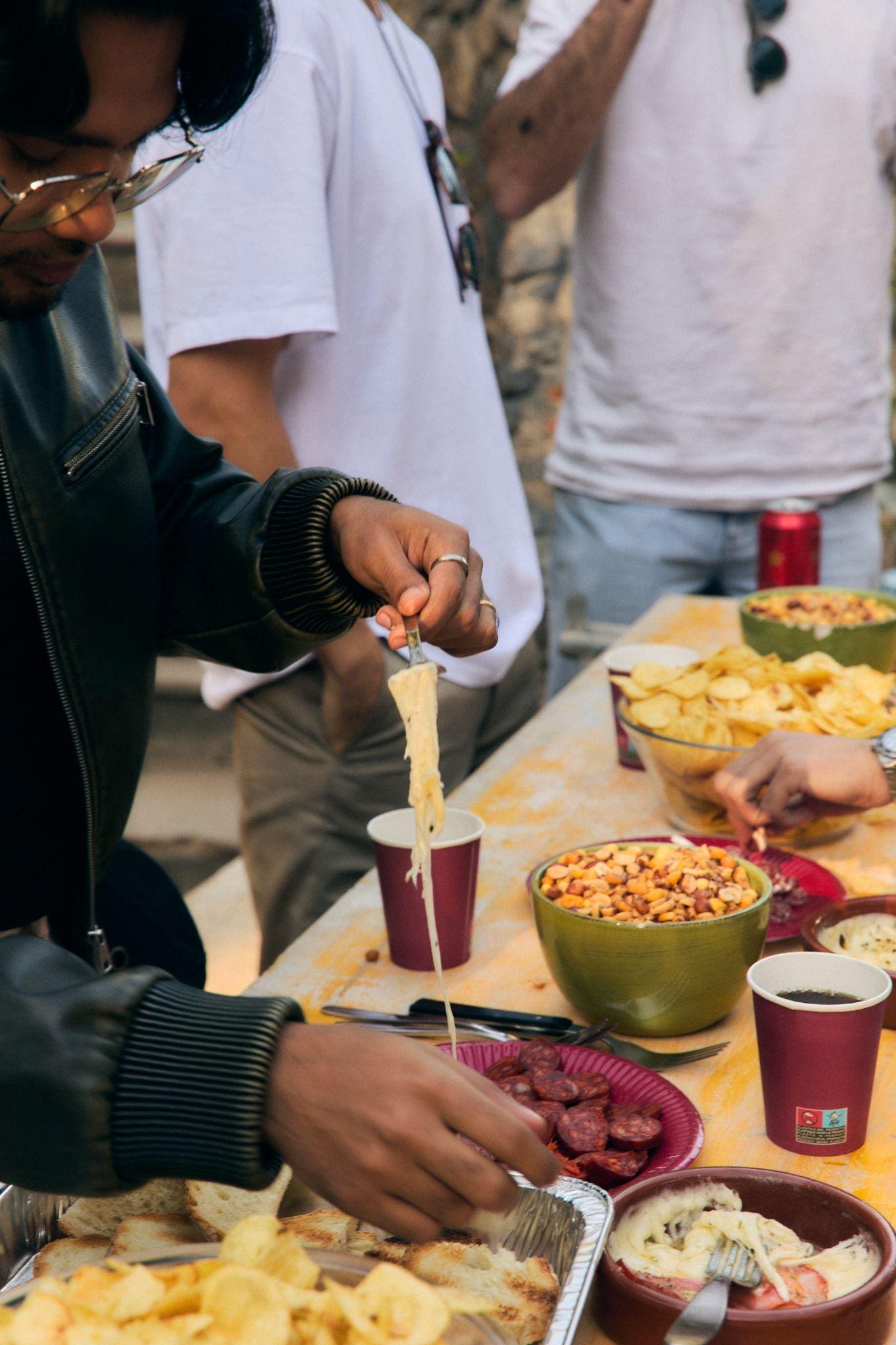 Personas compartiendo comida