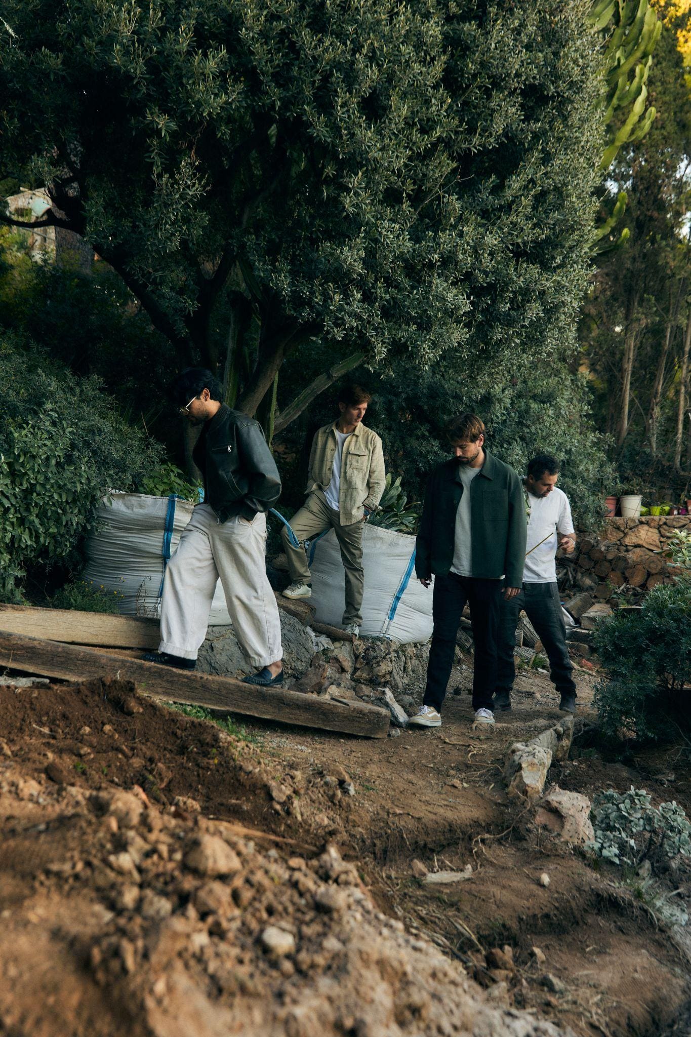 Invitados llegando por el jardín de la obra