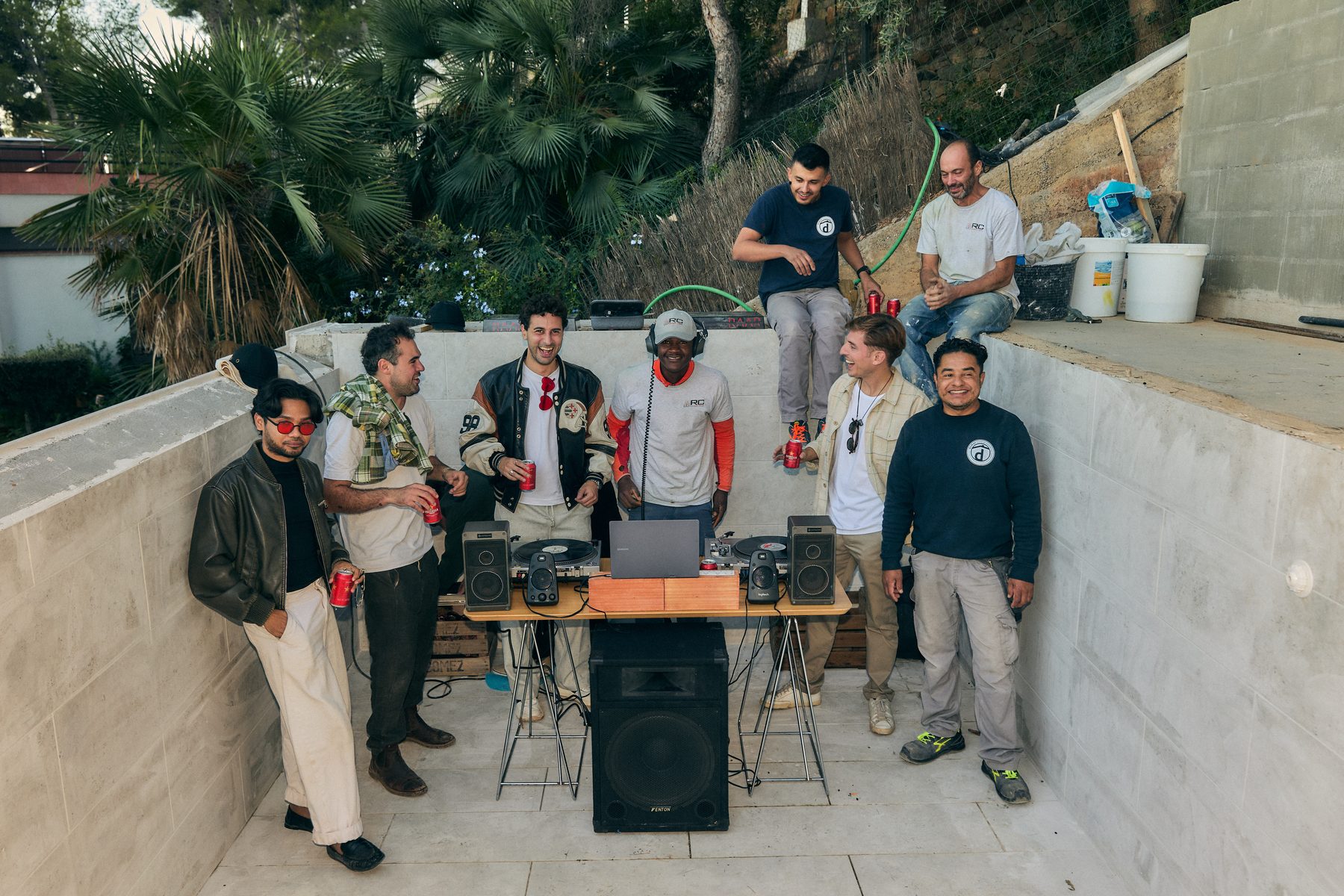 Arquitectos, constructores y amigos ríen junto a los platos