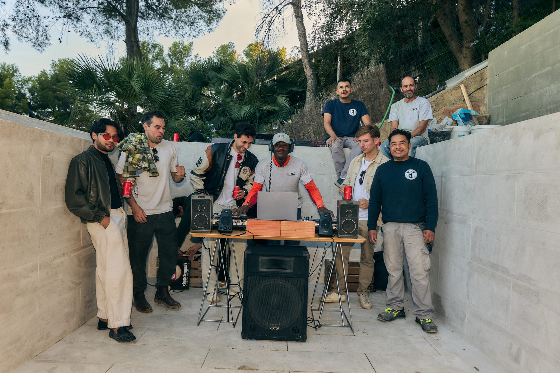 El equipo alrededor del DJ set dentro de la piscina vacía