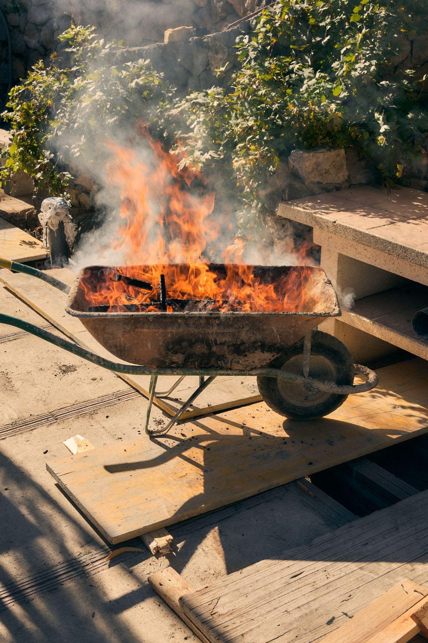 Barbacoa encendida en una carretilla
