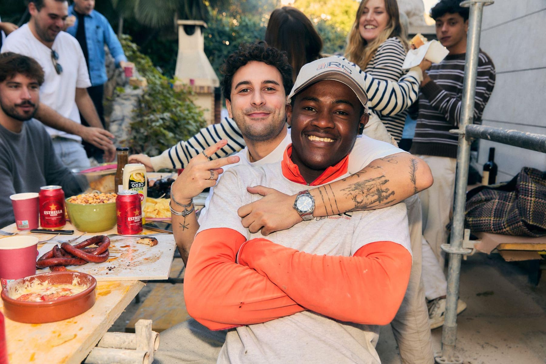 Dos participantes en la comida