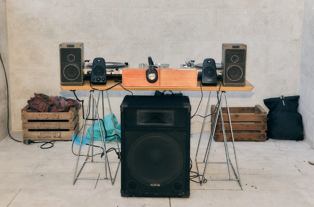 El equipo de sonido: platos, altavoces y bafle sobre caballetes